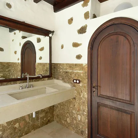 Comfortable In With Swimming Pool Villa Haría